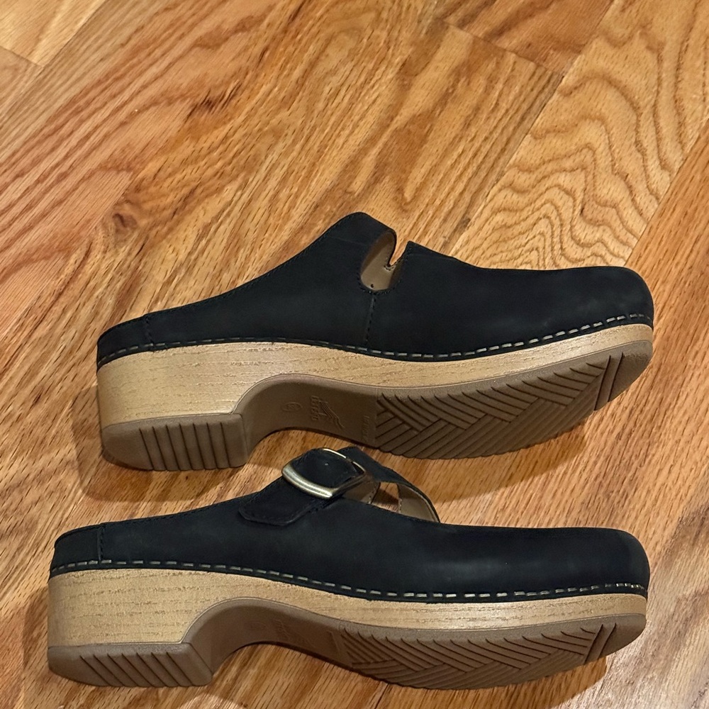 Dansko 🖤 Black 🖤 Leather Clogs - Picture 4 of 9